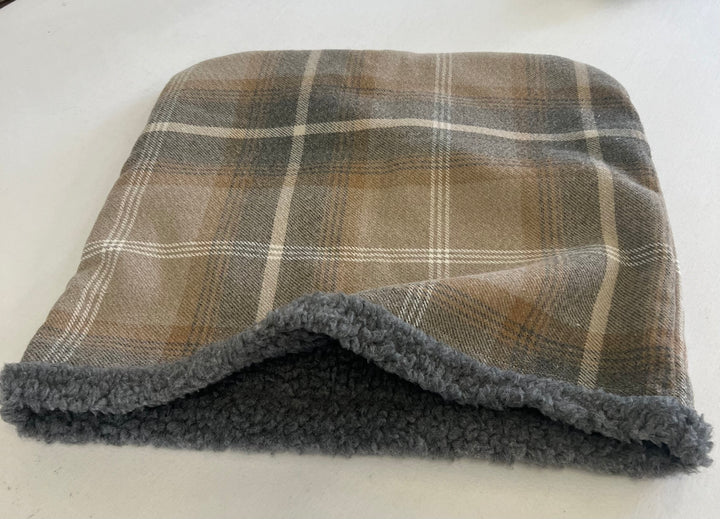 #design_antique-gold-tartan-dark-grey-faux-sheepskin