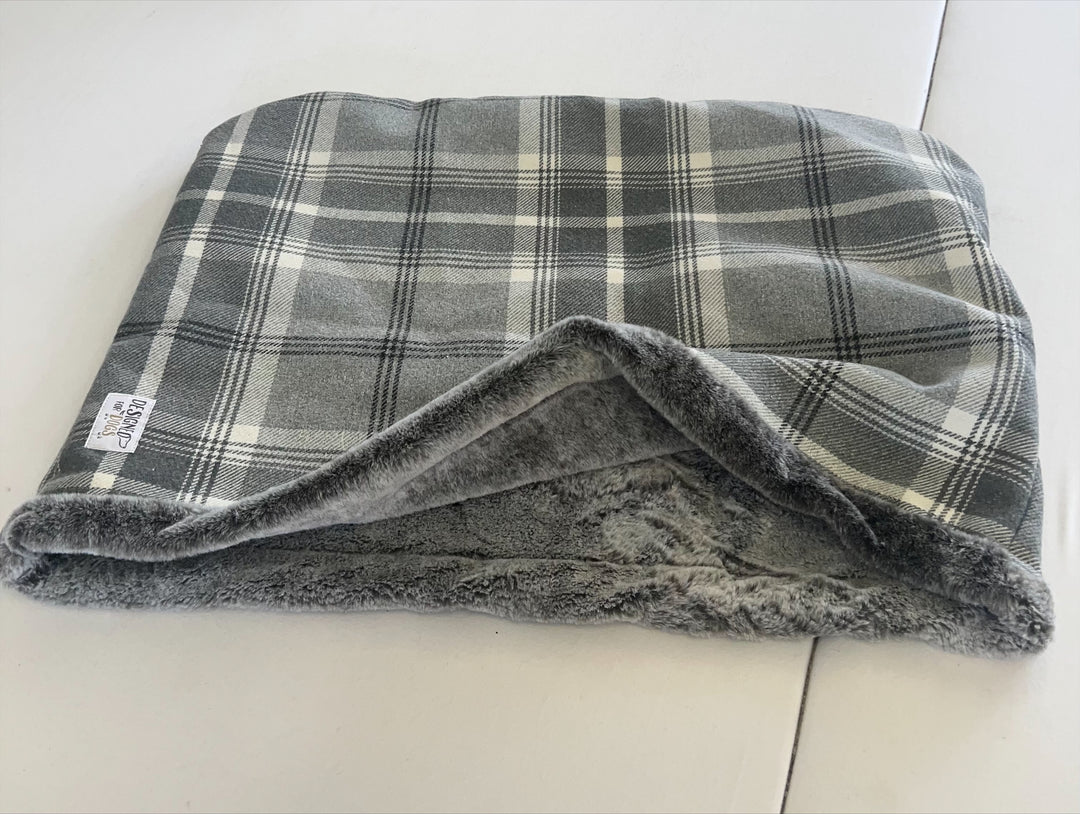#design_grey-tartan-frost-fur-fleece